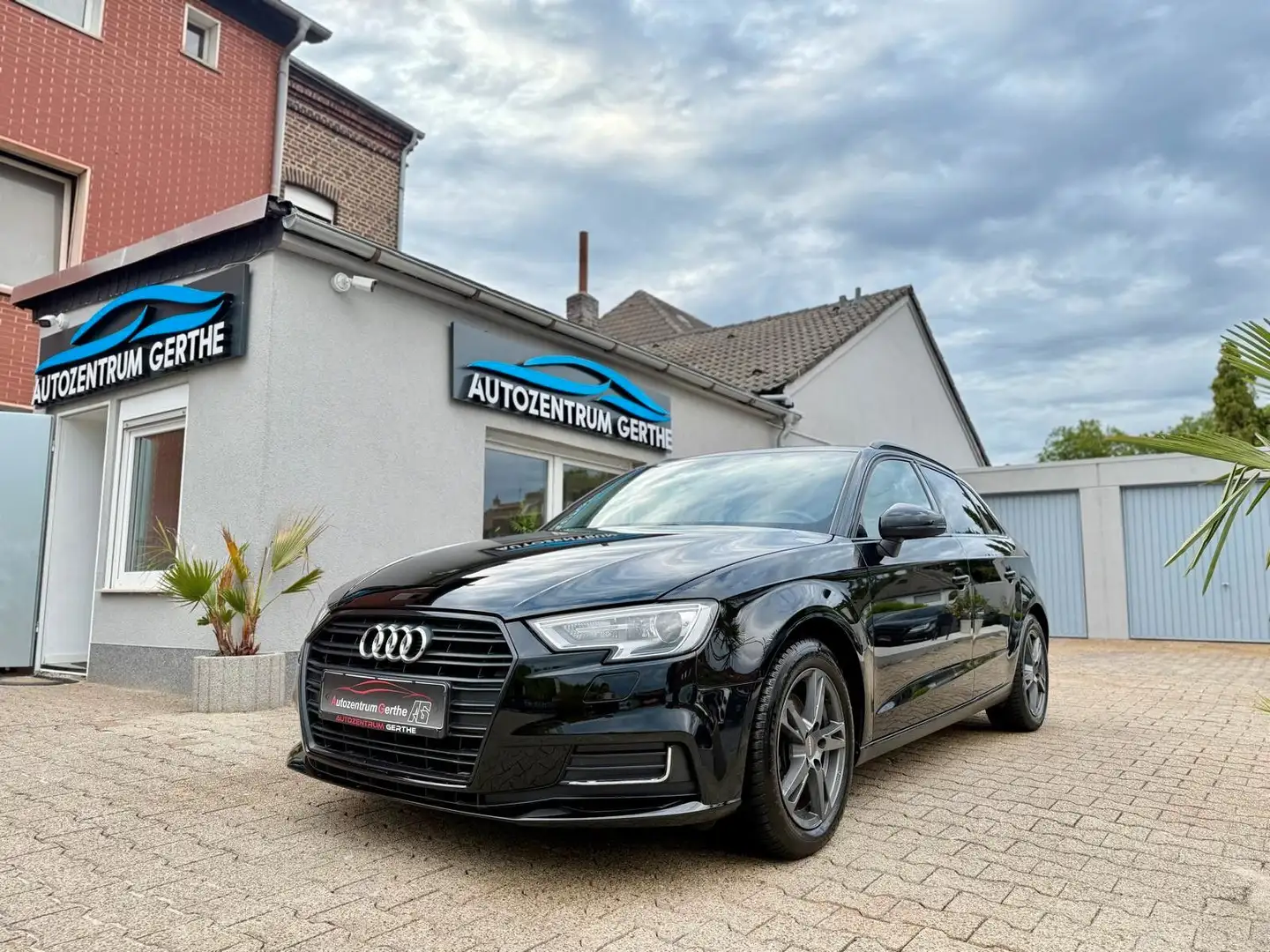 Audi A3 Sportback Sport *Automatik*Navi*Xenon*CarPlay Zwart - 1