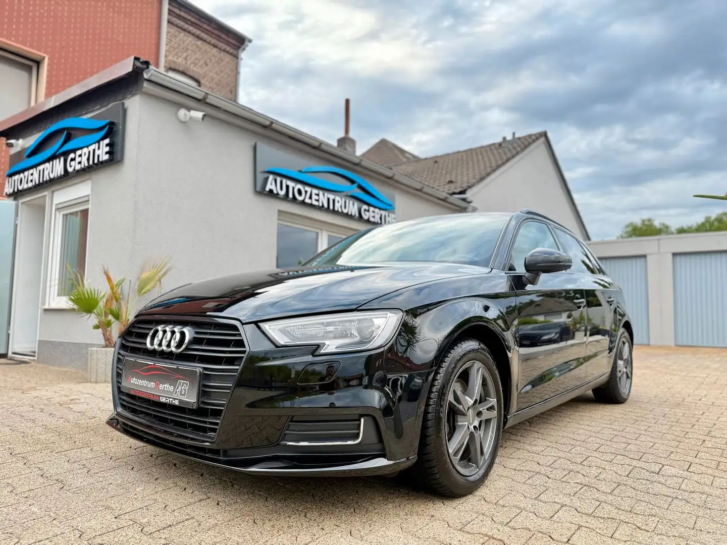 Audi A3 Sportback Sport *Automatik*Navi*Xenon*CarPlay Zwart - 2