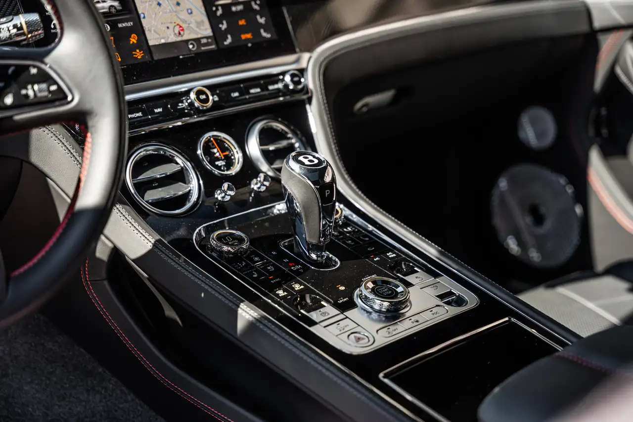 Bentley Continental GT 2023 — фото 12