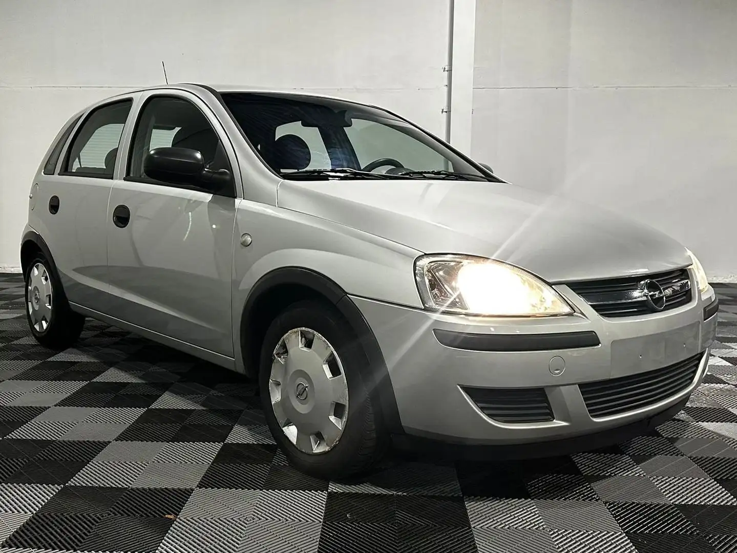 Opel Corsa 1.2i benzine bj. 2004 117000km Zilver - 1
