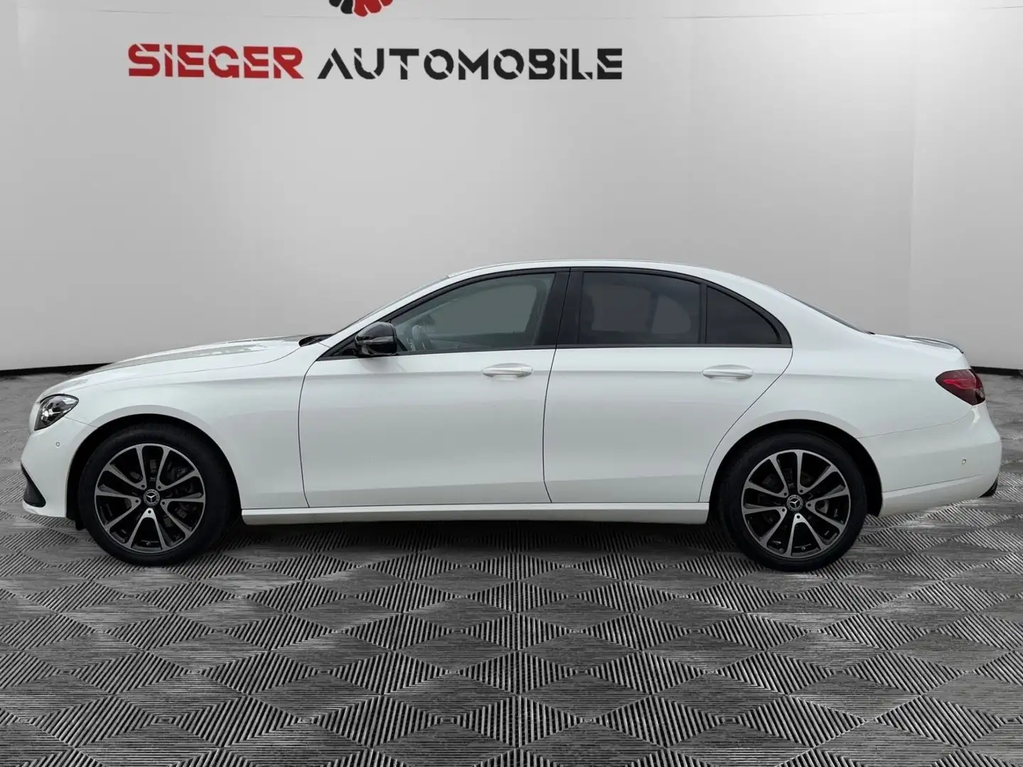 Mercedes-Benz E 200 LIM. AVANTGARDE NIGHT, BURMESTER, AMBIENTE Weiß - 2