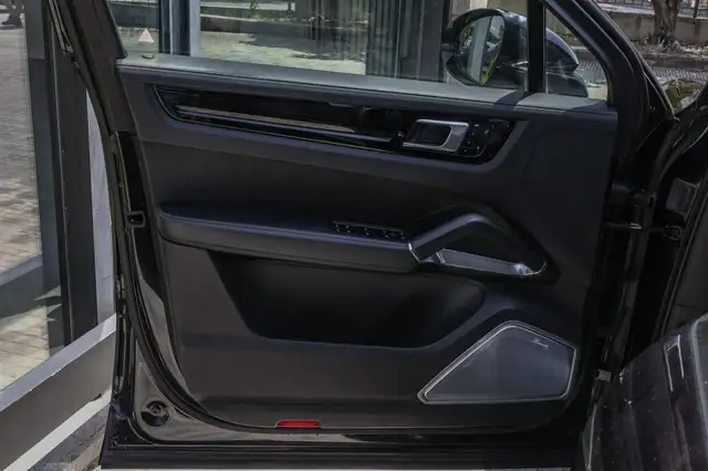Porsche Cayenne view 10