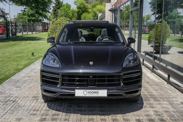 Porsche Cayenne view 3