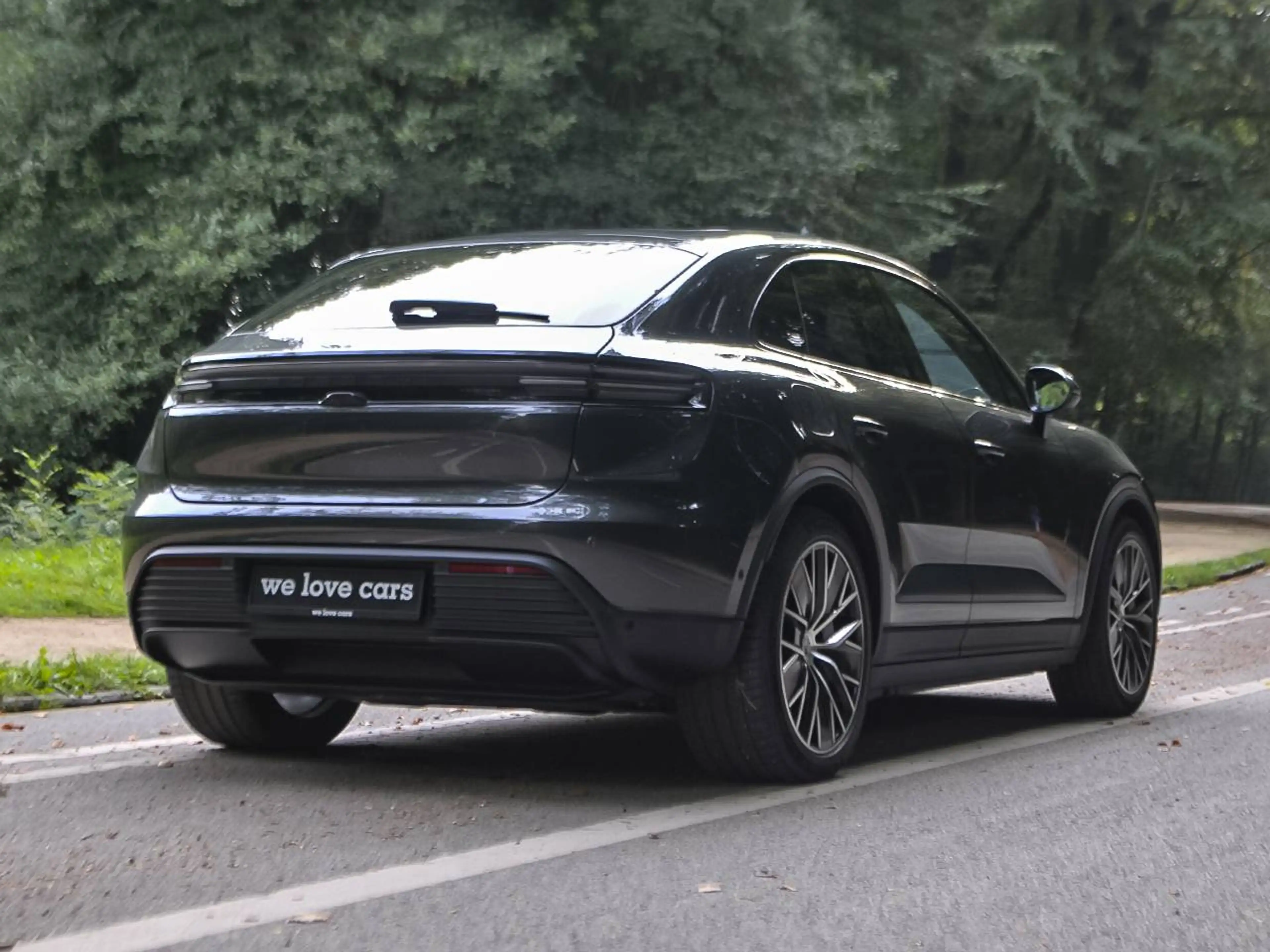Porsche Macan e-Macan — photo 7