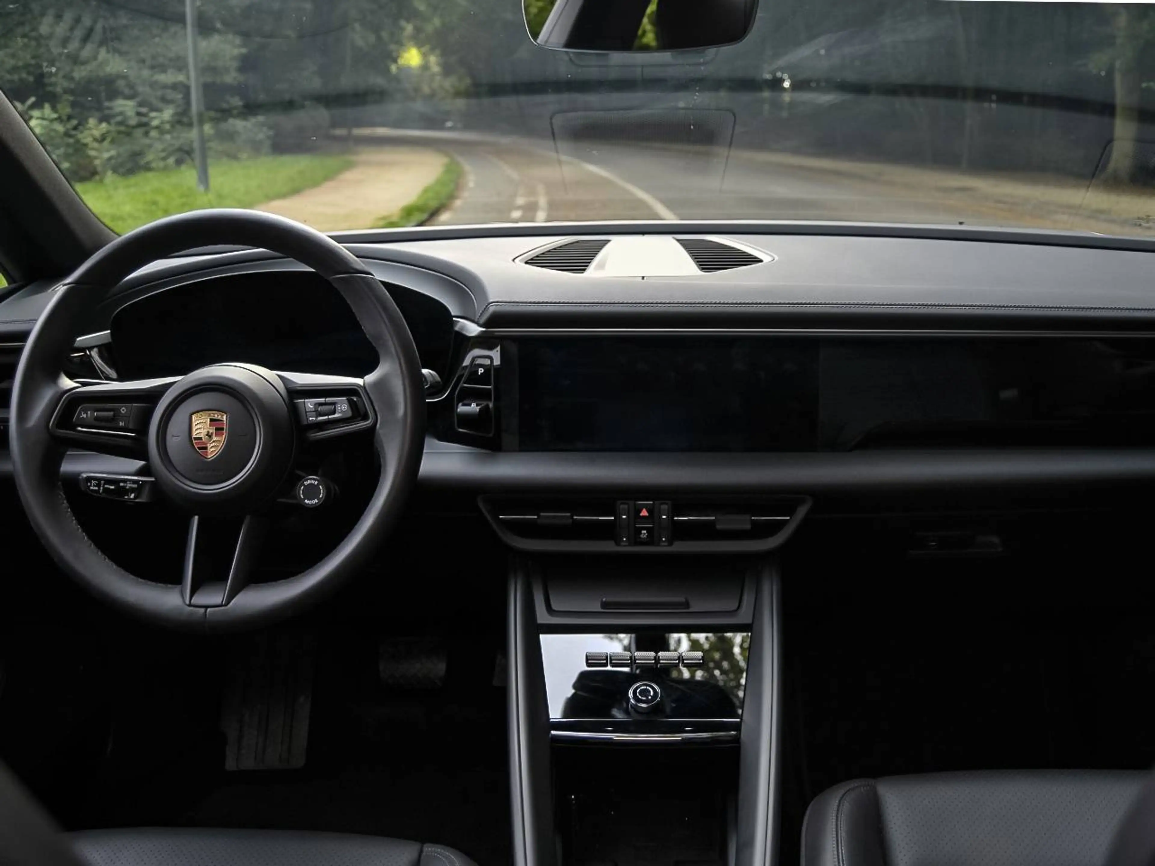 Porsche Macan e-Macan — photo 12