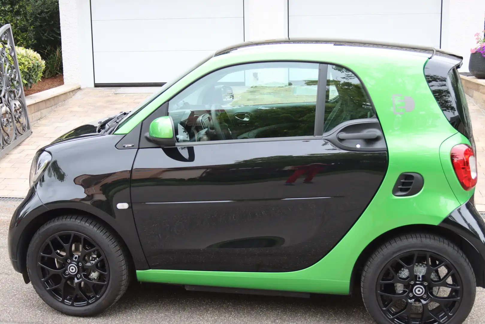 smart forTwo smart fortwo coupe EQ Schwarz - 1