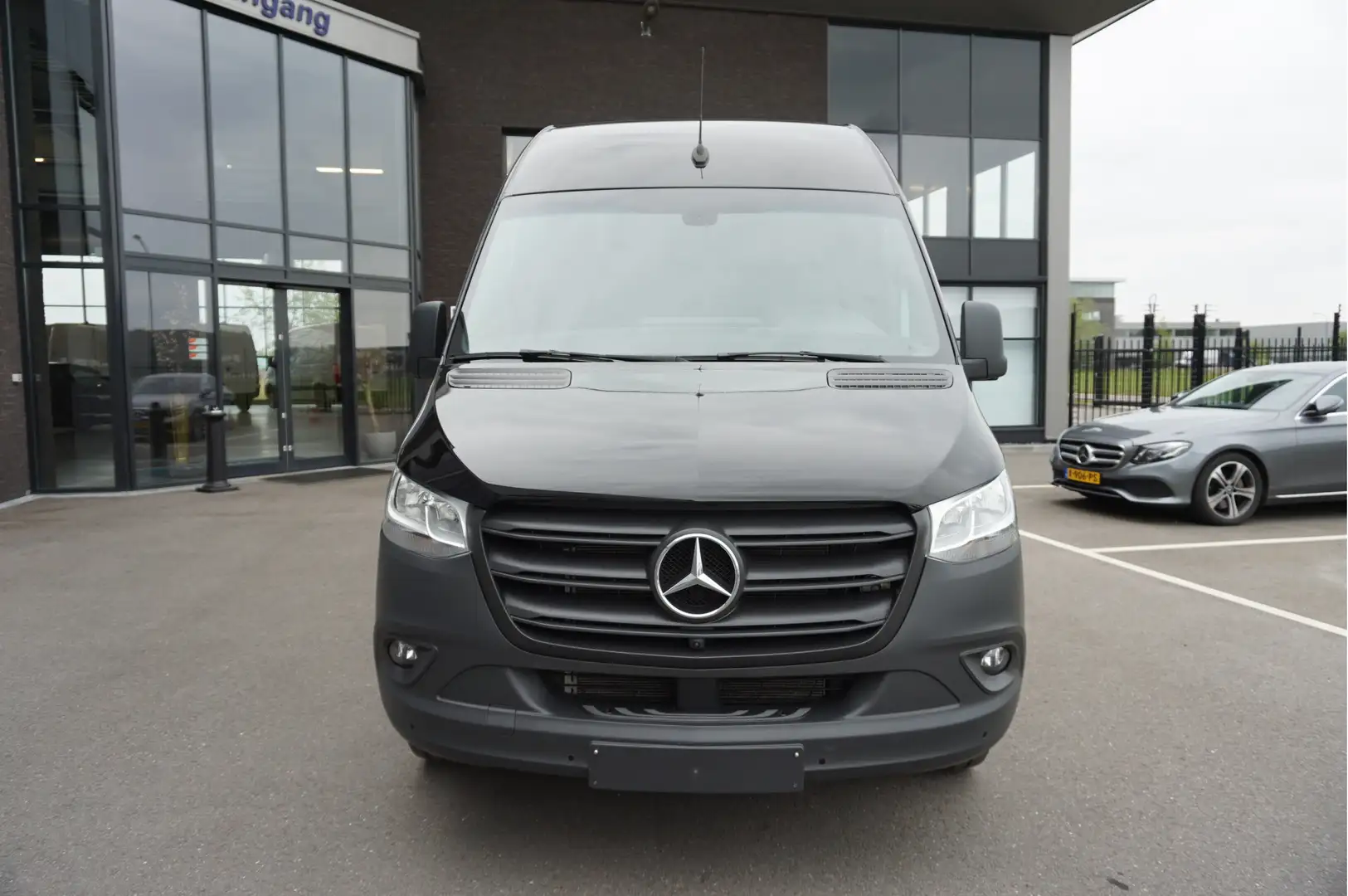 Mercedes-Benz Sprinter 317 CDI L2 H2 MBUX / 360 Camera / Parkeersensoren Zwart - 2