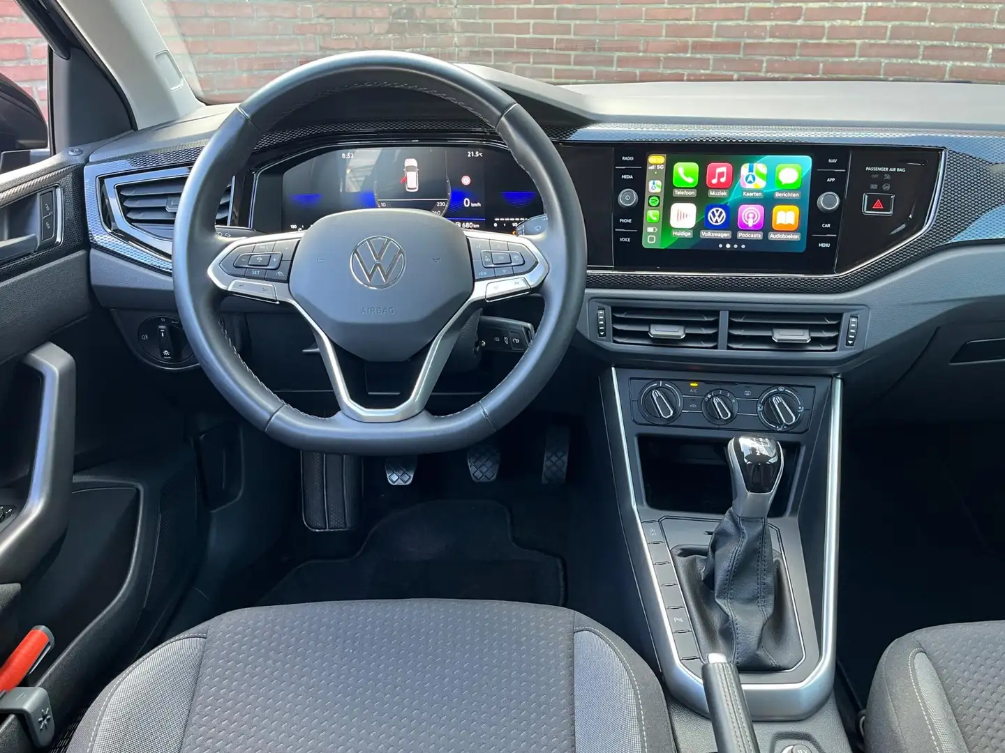 Volkswagen Polo 1.0 TSI Life | Apple CarPlay | PDC V+A | Airco | A Zwart - 2
