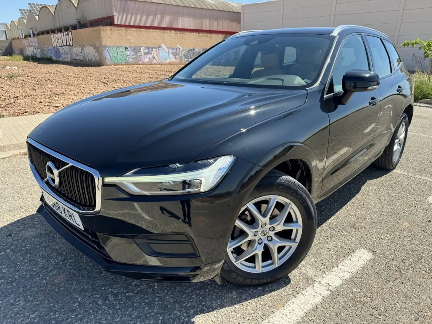 Volvo XC60 D3 Momentum Zwart - 1