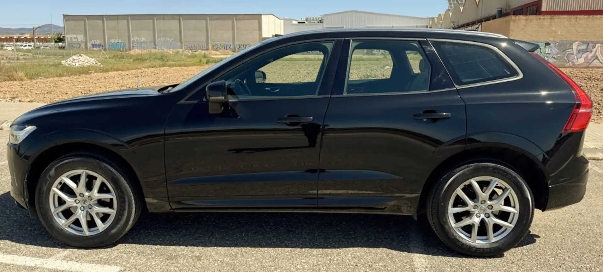 Volvo XC60 D3 Momentum Zwart - 2