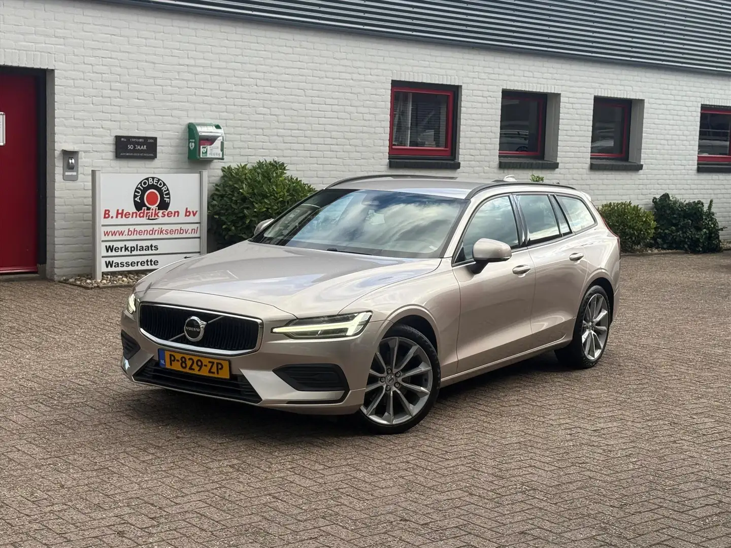 Volvo V60 B3 163pk Mild Hybrid Aut Essential/ Navigatie/ 19 Gris - 1