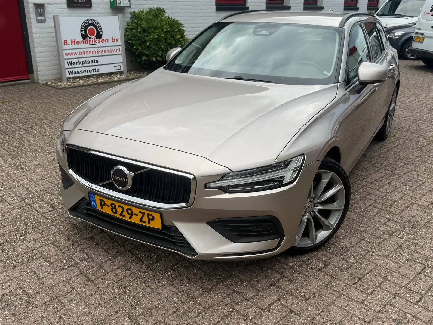 Volvo V60 B3 163pk Mild Hybrid Aut Essential/ Navigatie/ 19 Gris - 2