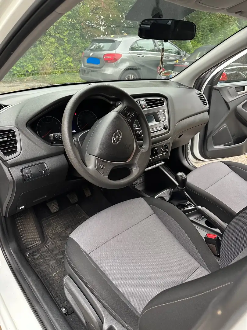 Hyundai i20 i20 1.2 Pure Weiß - 2