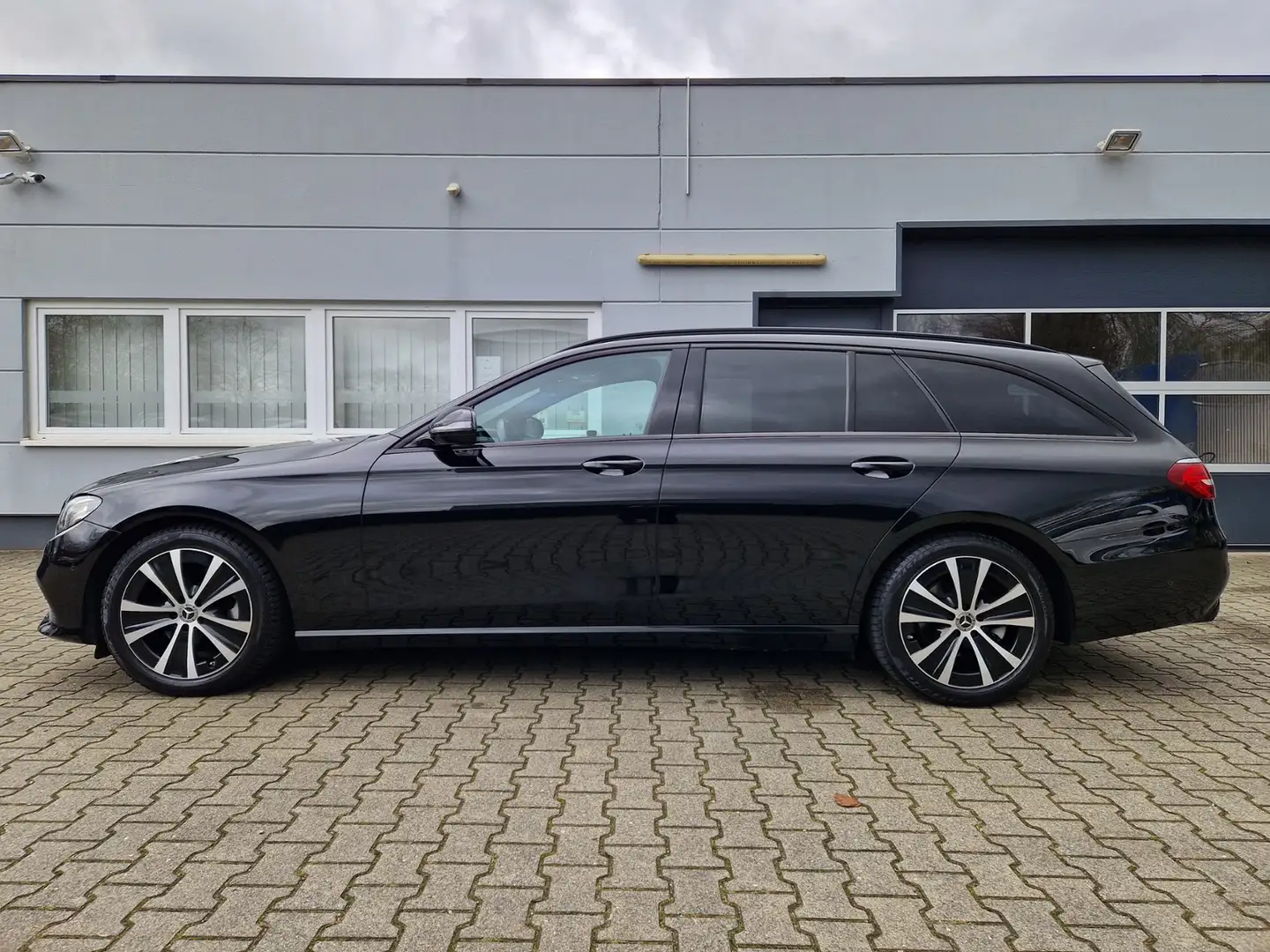 Mercedes-Benz E 550 200 Avantgarde 4Matic Pano*Kamera Schwarz - 2