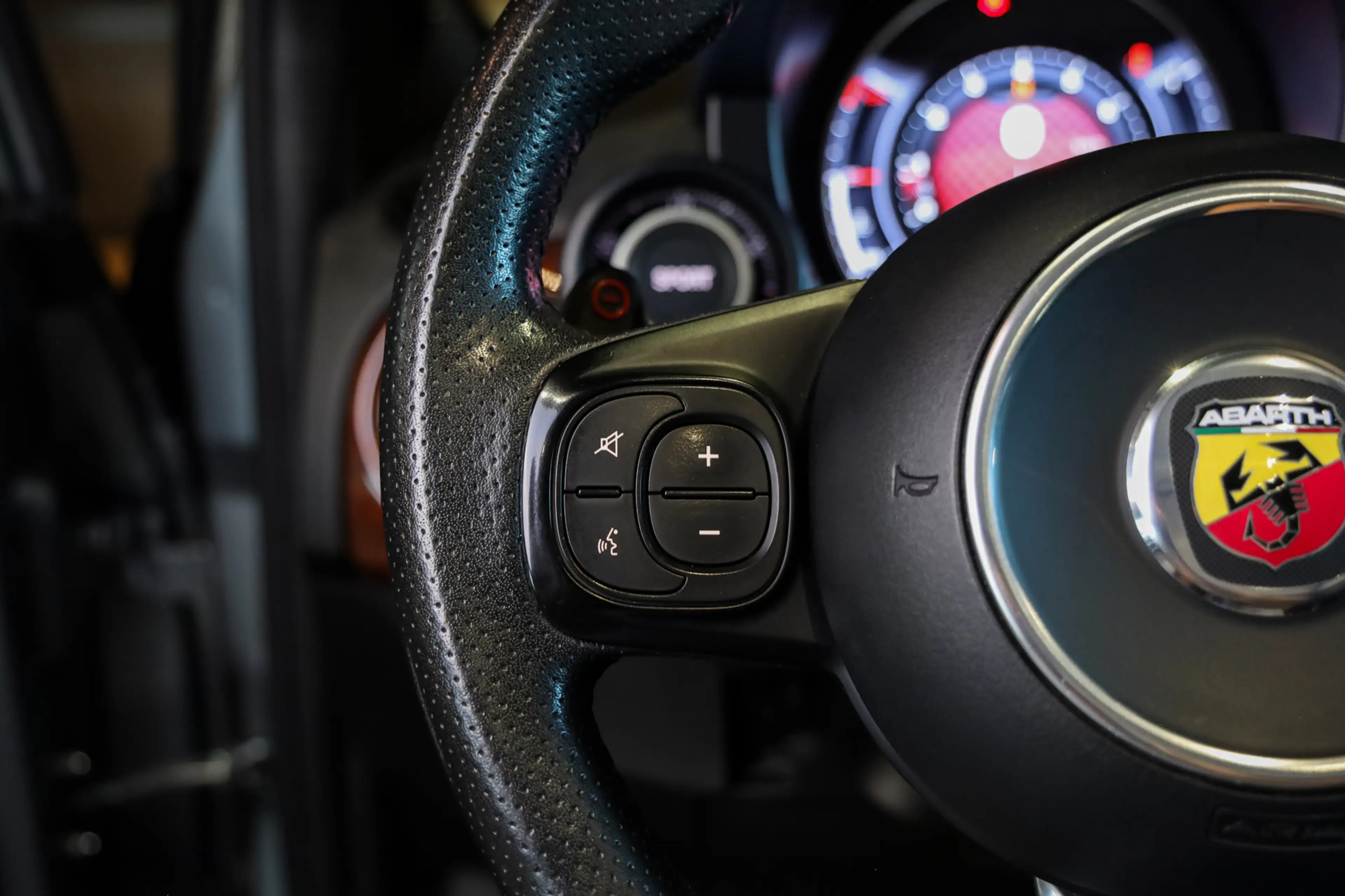 Fiat 500C Abarth 1.4 T-Jet 695 Rivale, Riva, 180 PK, AKRAPOVIC/EXHA — photo 17