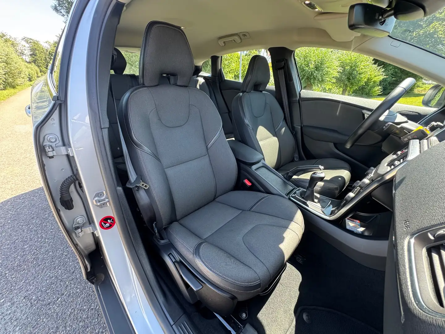 Volvo V40 Cross Country 2.0 D2 Nordic+ / Navi / Clima / Stoelverwarming / Grijs - 2
