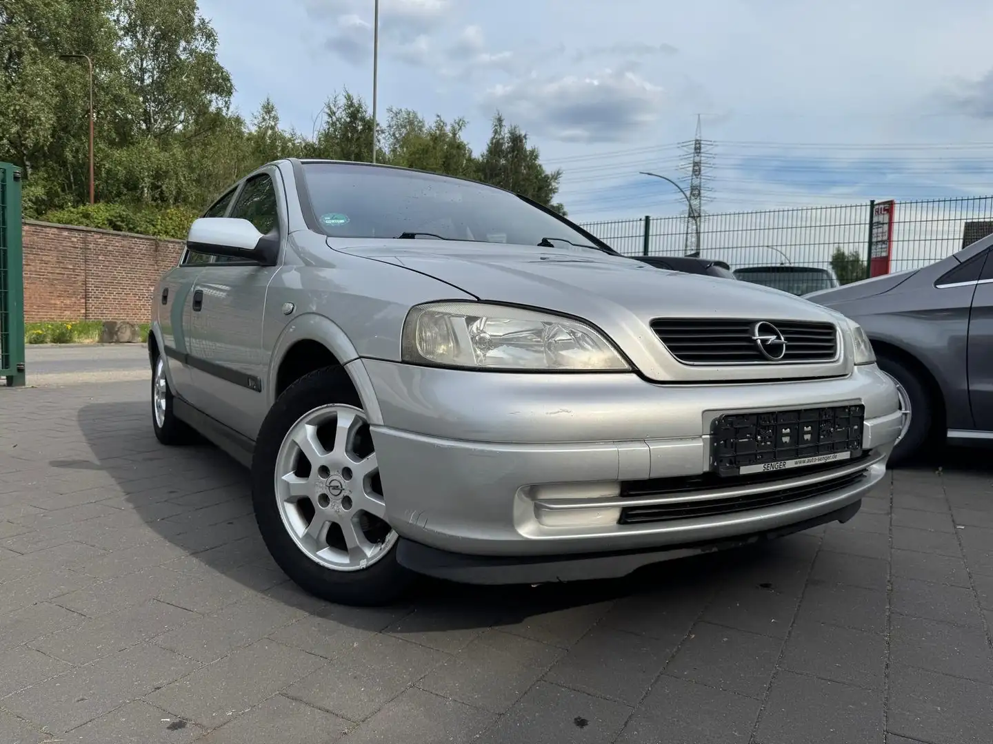 Opel Astra 1.6 Comfort Automatik Scheckheft Gris - 1