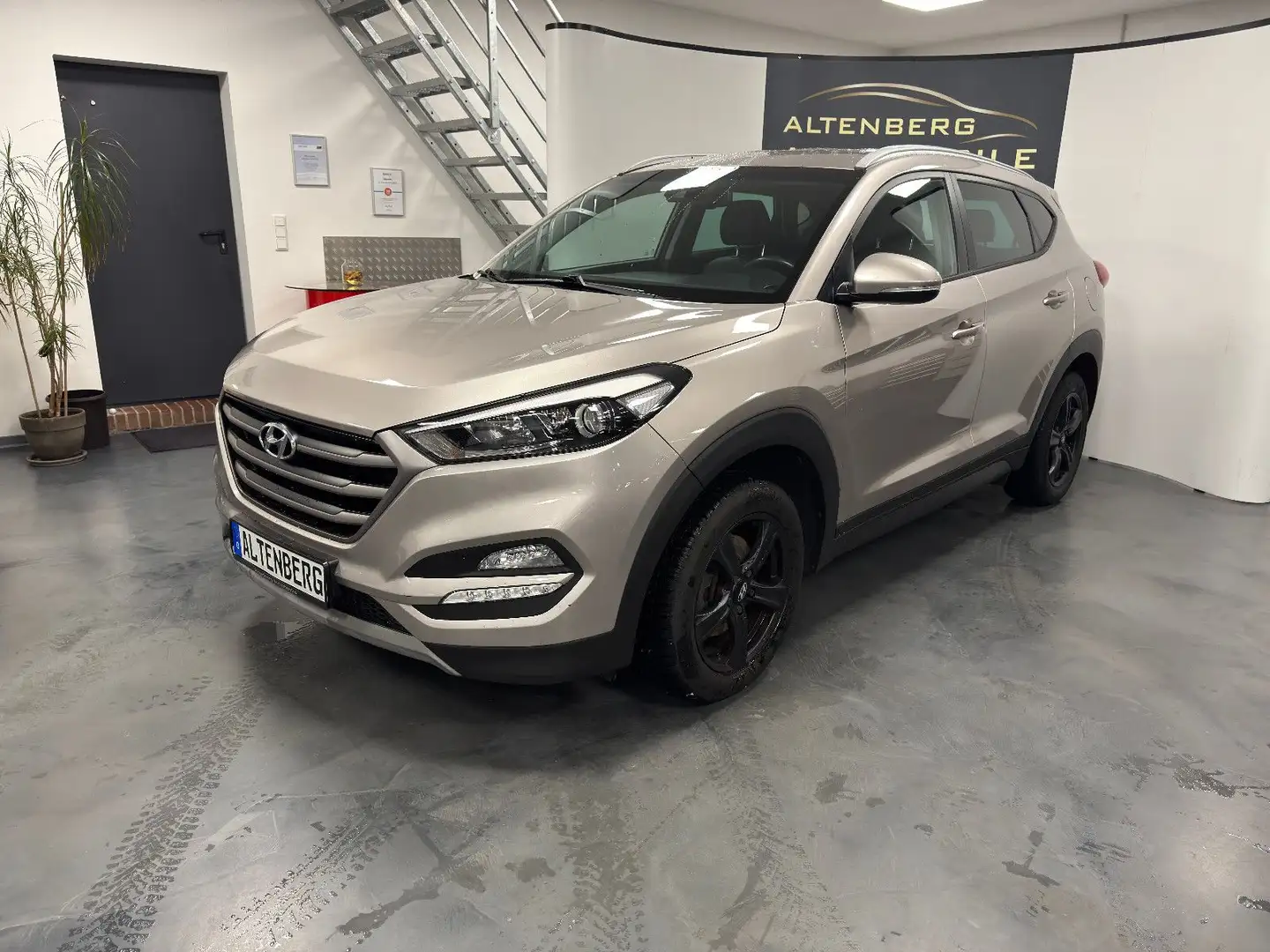 Hyundai TUCSON Advantage 4WD Kamera Navi AHK PDC Sitzhzg Grau - 2