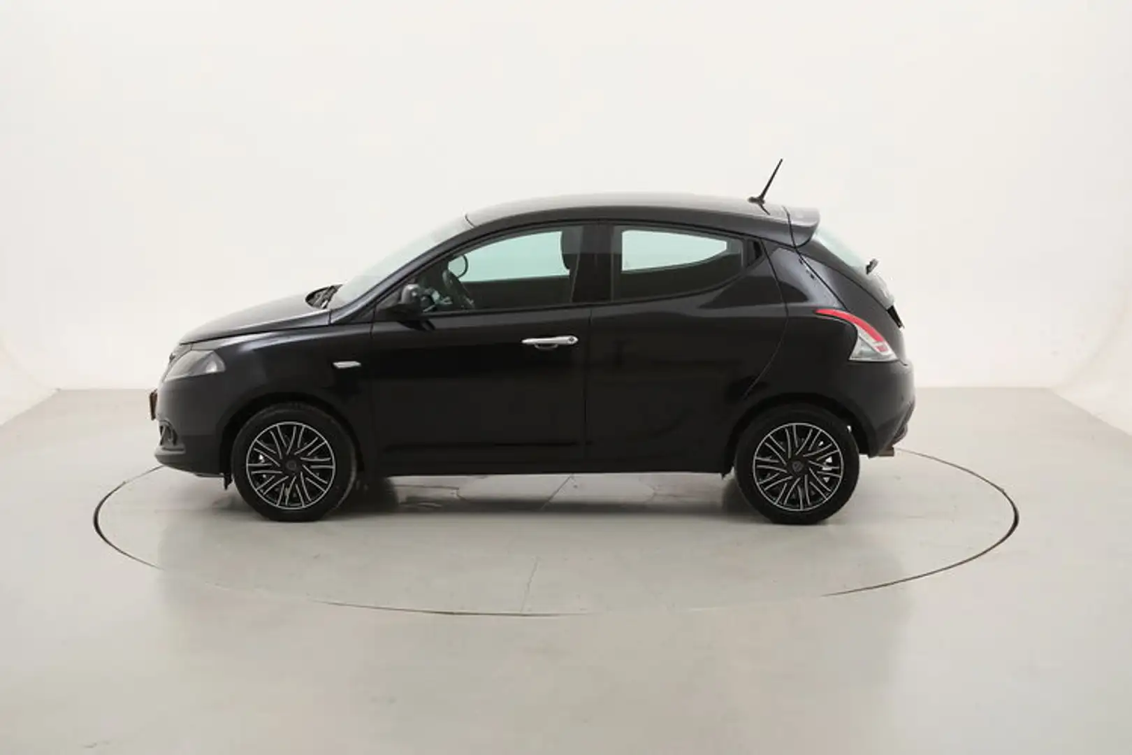 Lancia Ypsilon Hybrid Gold 1.0 Mild Hybrid 70CV Nero - 2