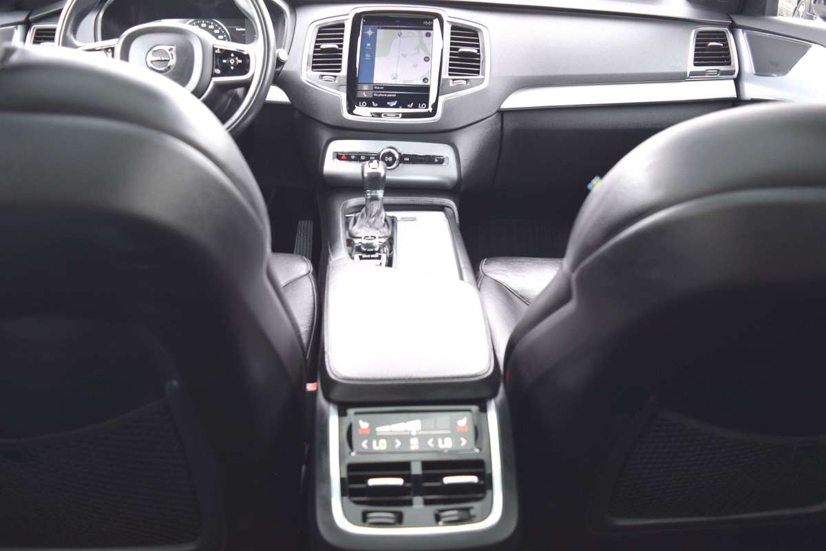2017 Volvo XC90 T6 Momentum AWD thumb 10