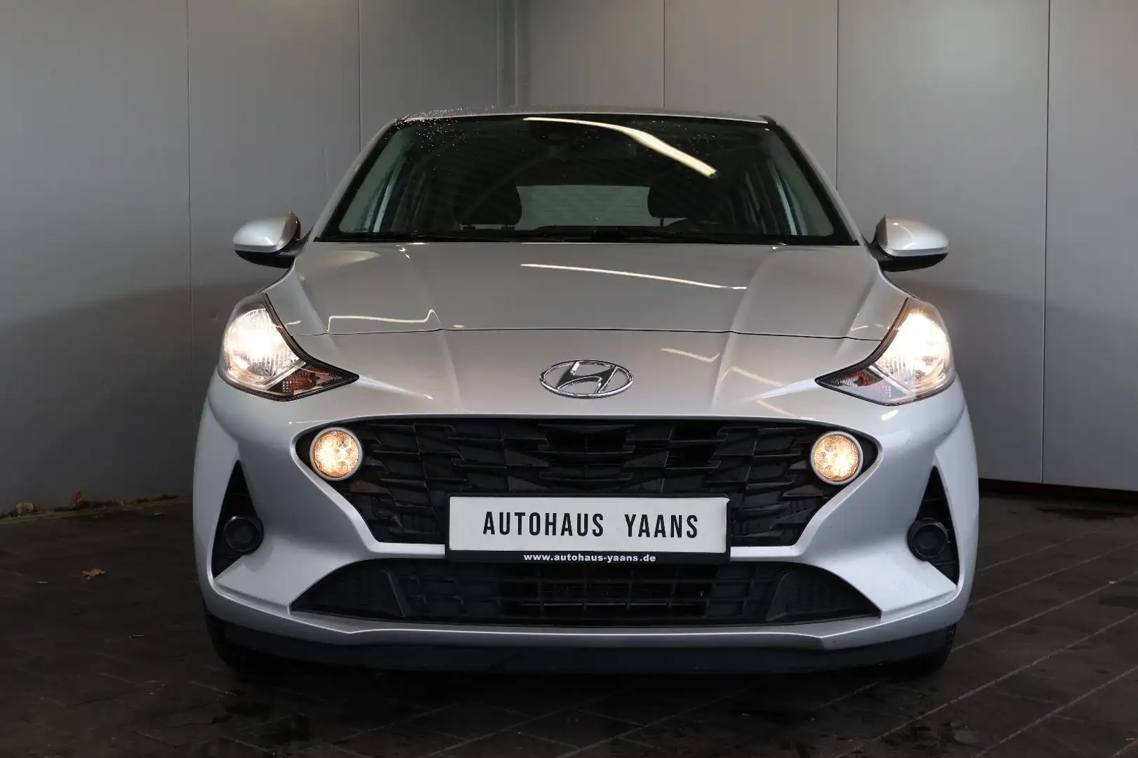 Hyundai i10 1.0 Select LANE+PDC+KLIMA+TEMP.+ALLWETTER Silber - 2
