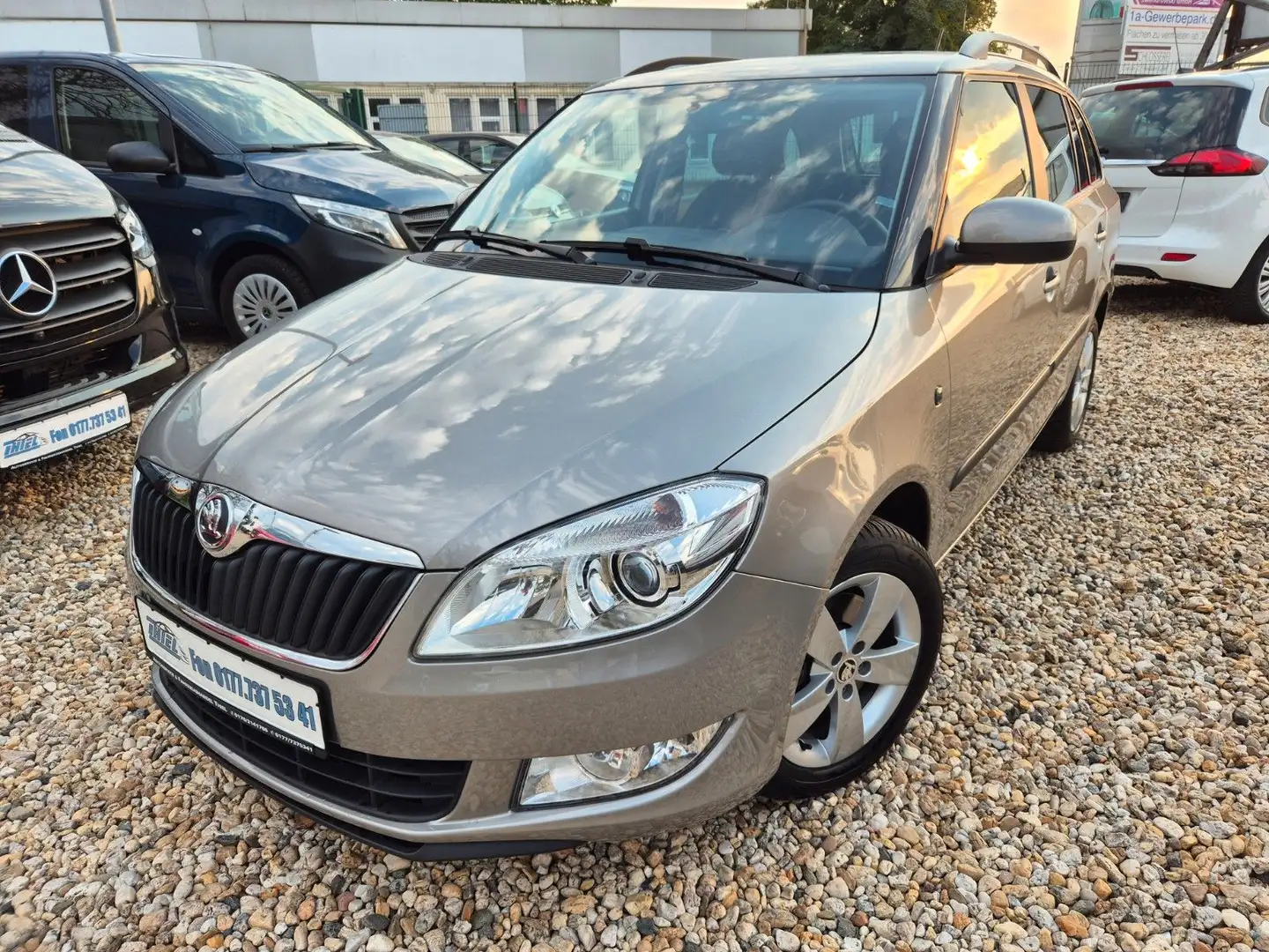 Skoda Fabia Combi Fresh DSG 1Hand PDC Sitz Hz Beige - 1