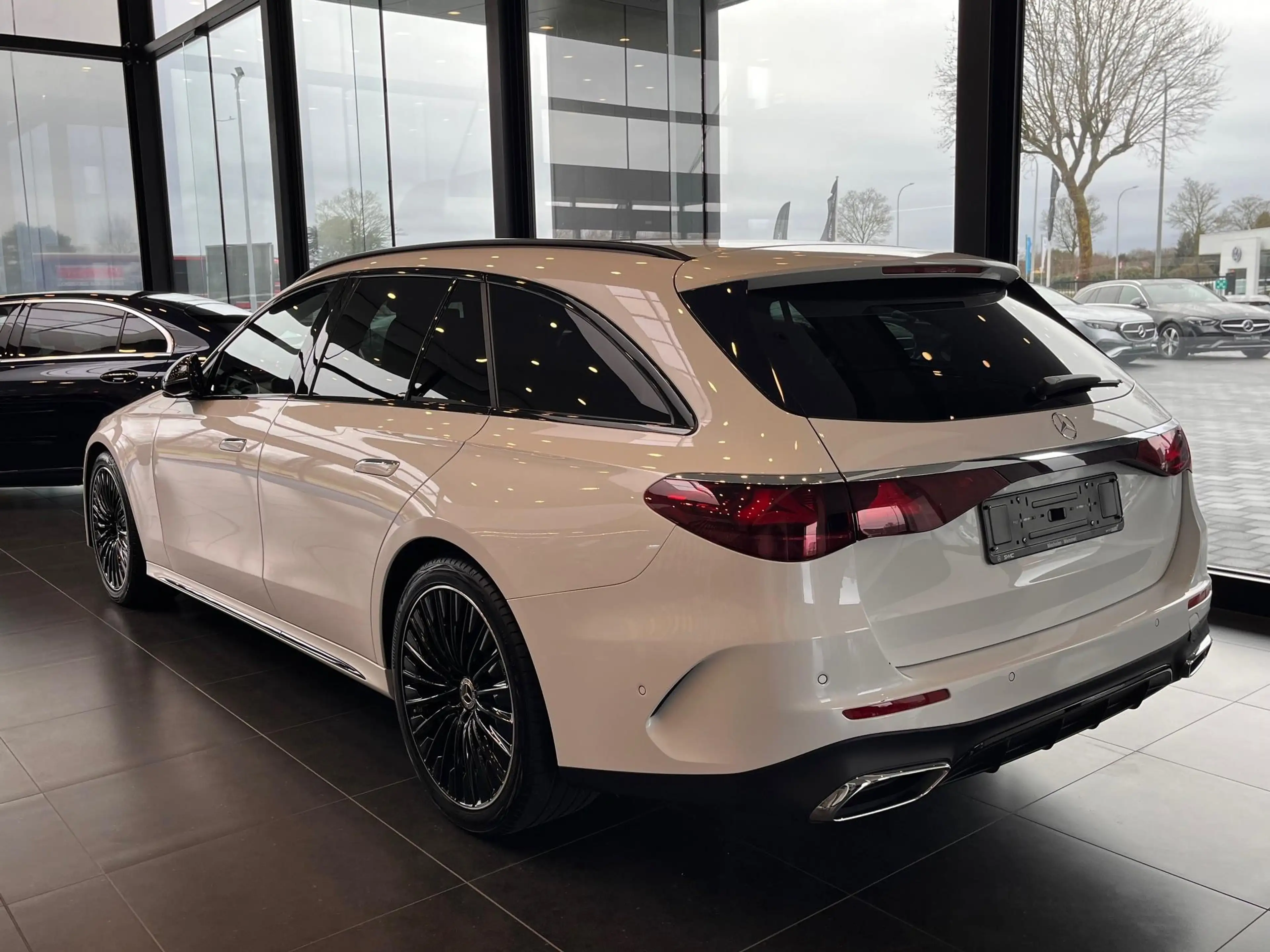 Mercedes-Benz E 220 d AMG/Pano/hyperscreen — photo 3