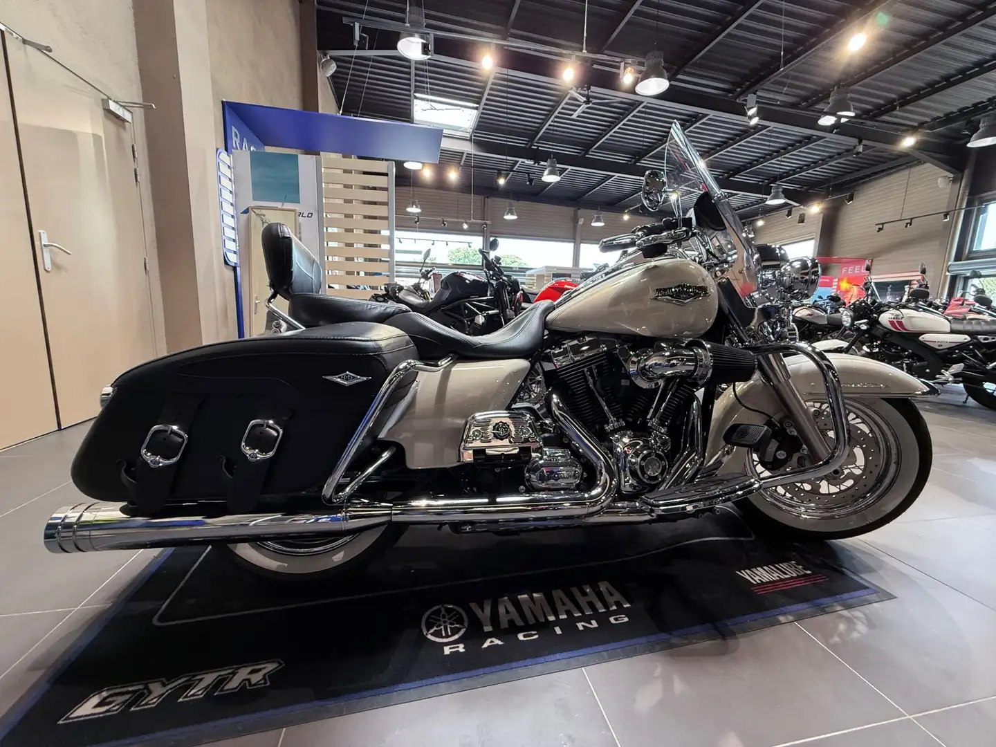 Harley-Davidson Road King Blanc - 1