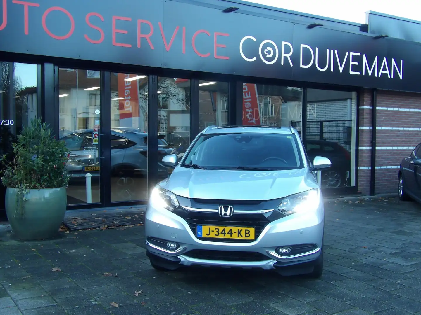 Honda HR-V 1.5 i-VTEC Executive // PANORAMA / AIRCO / CRUISE Gris - 2