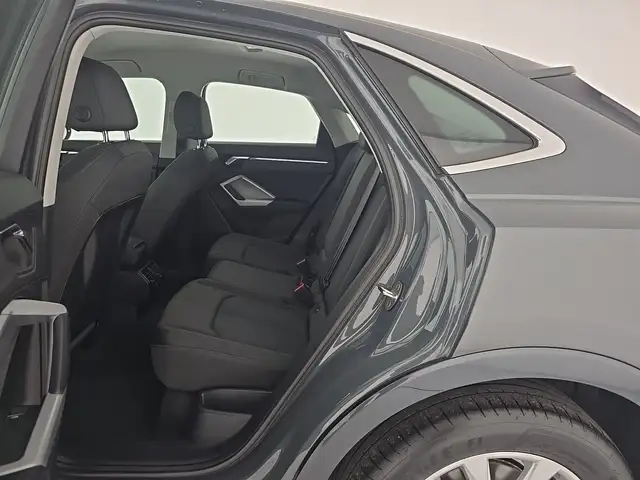 Audi Q3 view 10