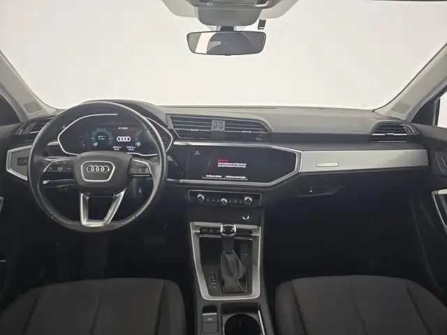 Audi Q3 view 11