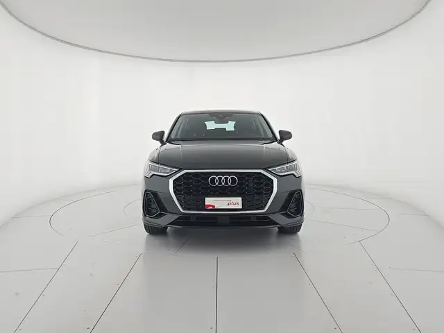 Audi Q3 view 7