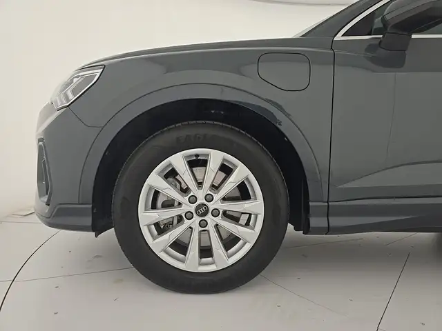 Audi Q3 view 8