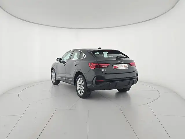Audi Q3 view 3