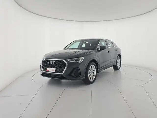 Audi Q3 main image