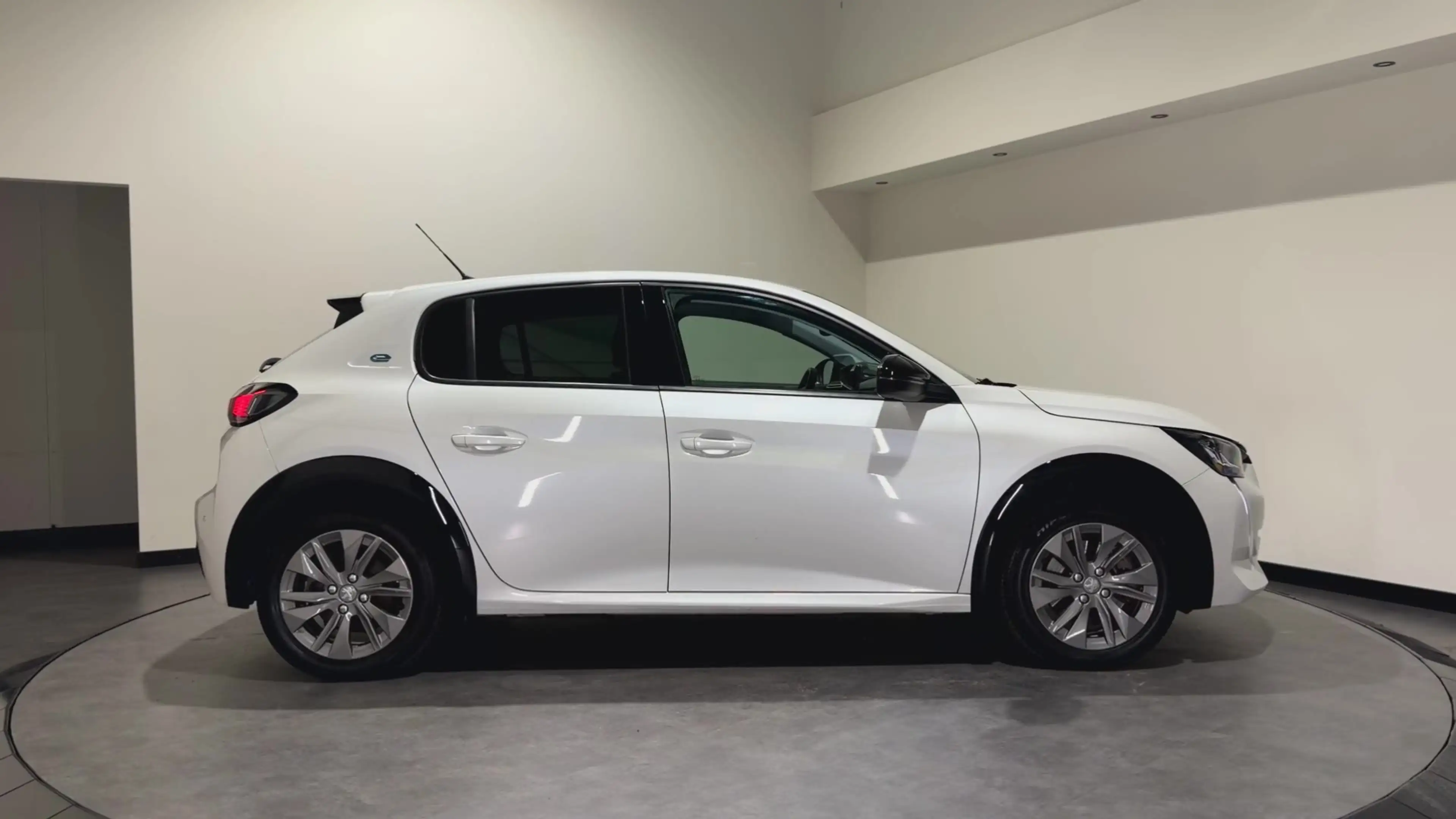 Peugeot e-208 EV Allure Pack 50 kWh | Voorstoelen verwarmd | Nav — photo 2