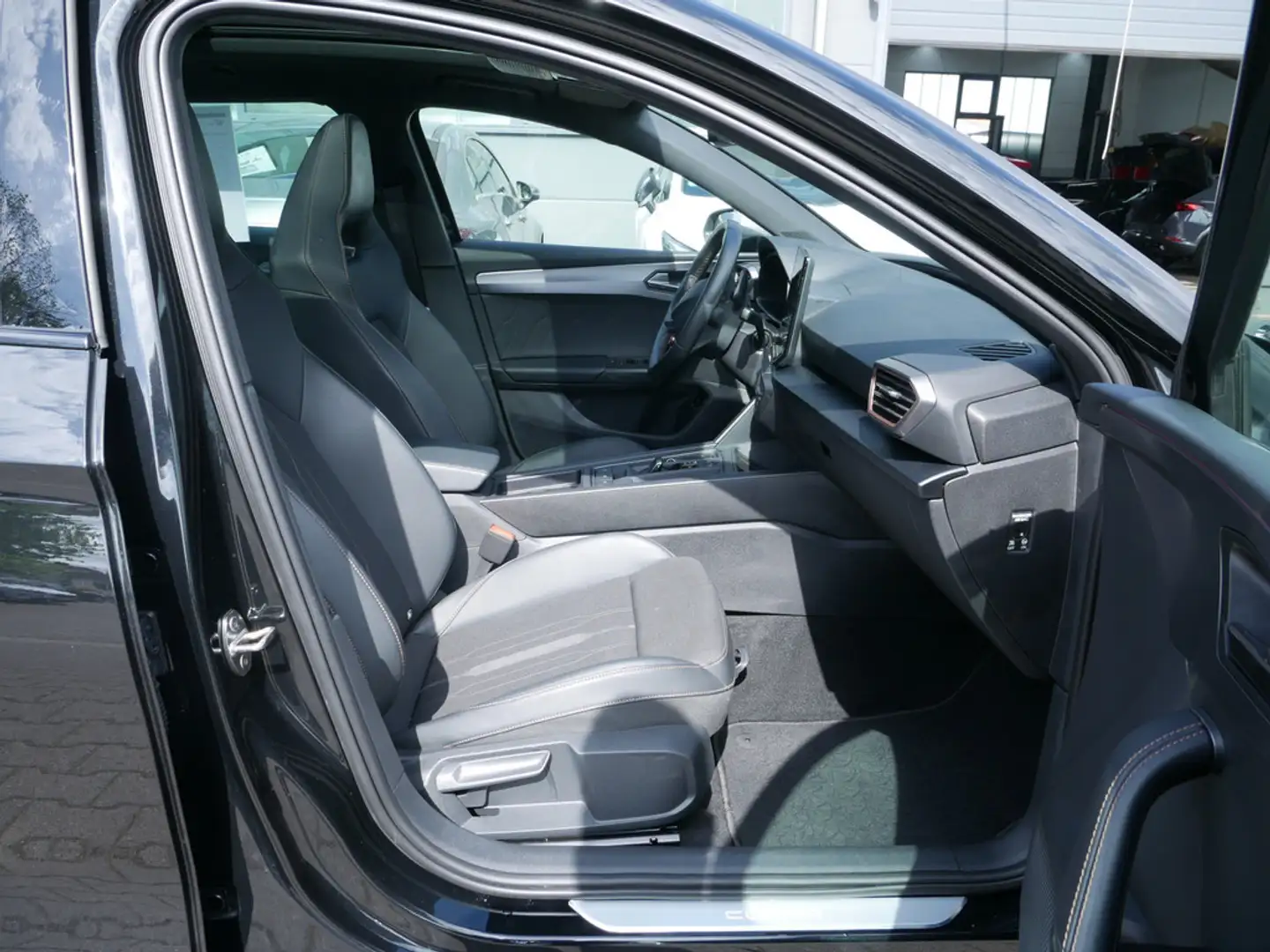 CUPRA Leon Sportstourer 1.4 TSI VZ e-Hybrid PANO Schwarz - 2