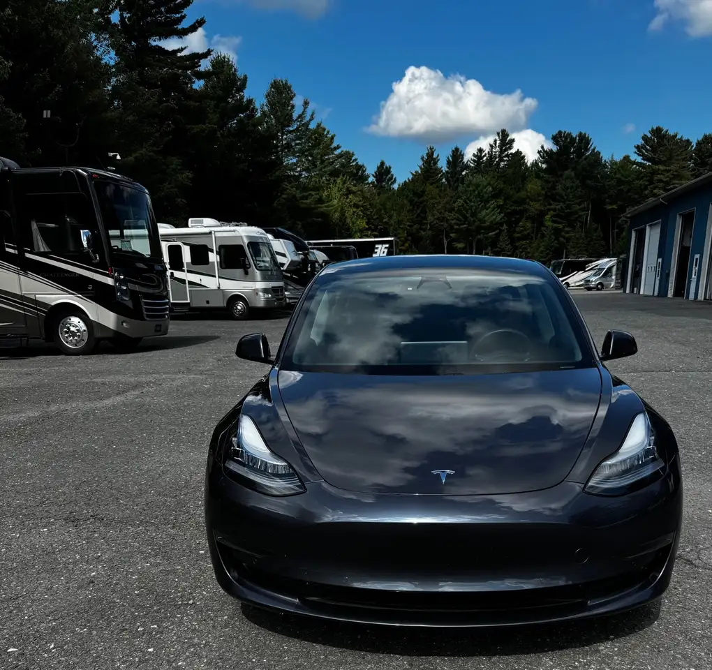 Tesla Model 3 снимка Tesla Model 3