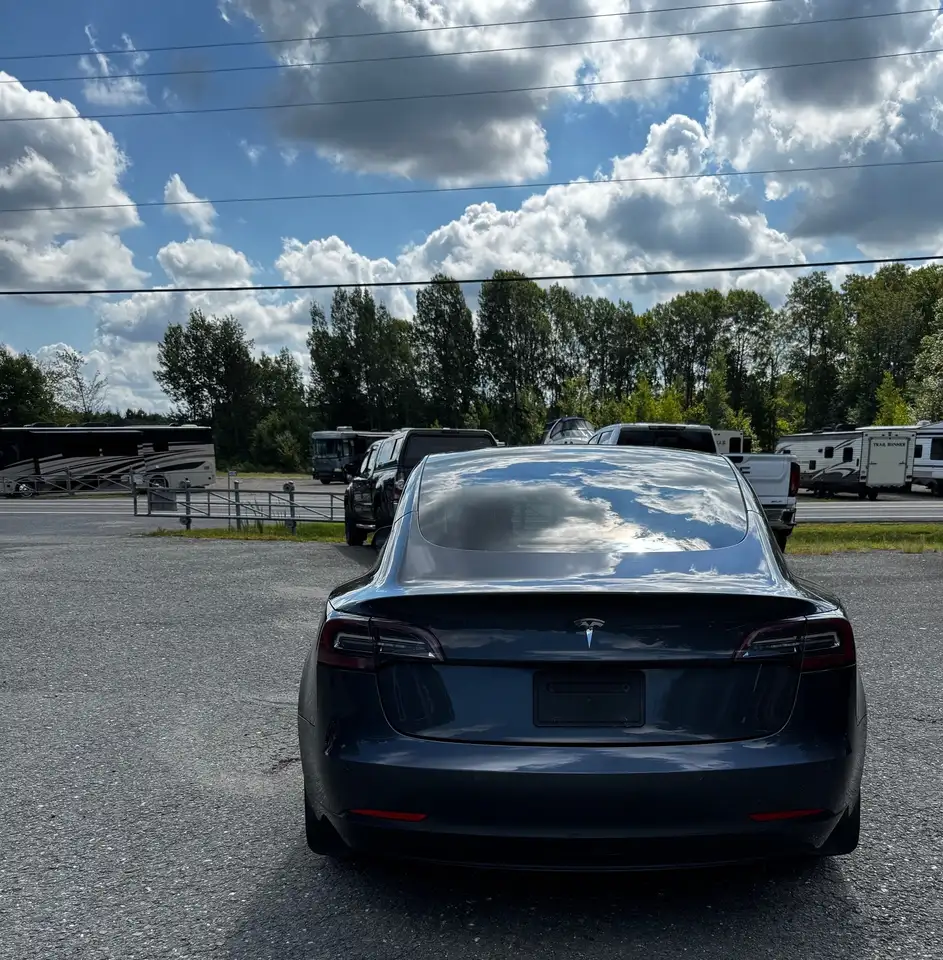 Tesla Model 3 снимка Tesla Model 3