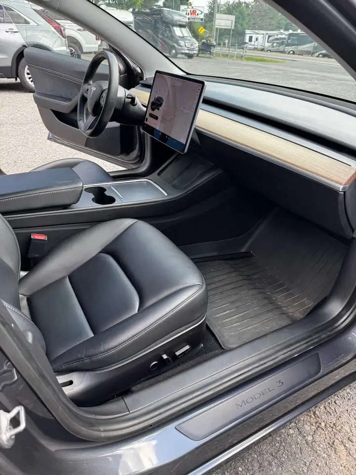 Tesla Model 3 снимка Tesla Model 3