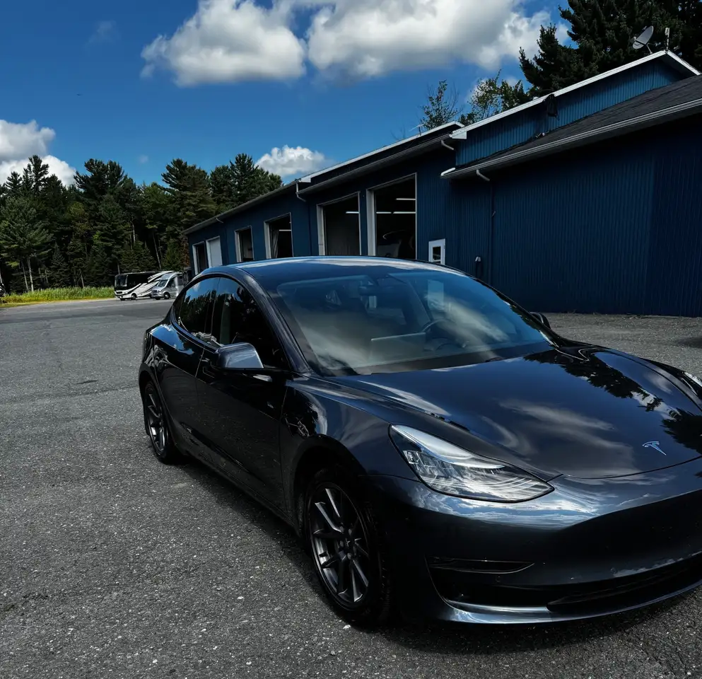 Tesla Model 3 снимка Tesla Model 3