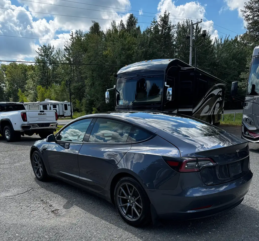Tesla Model 3 снимка Tesla Model 3