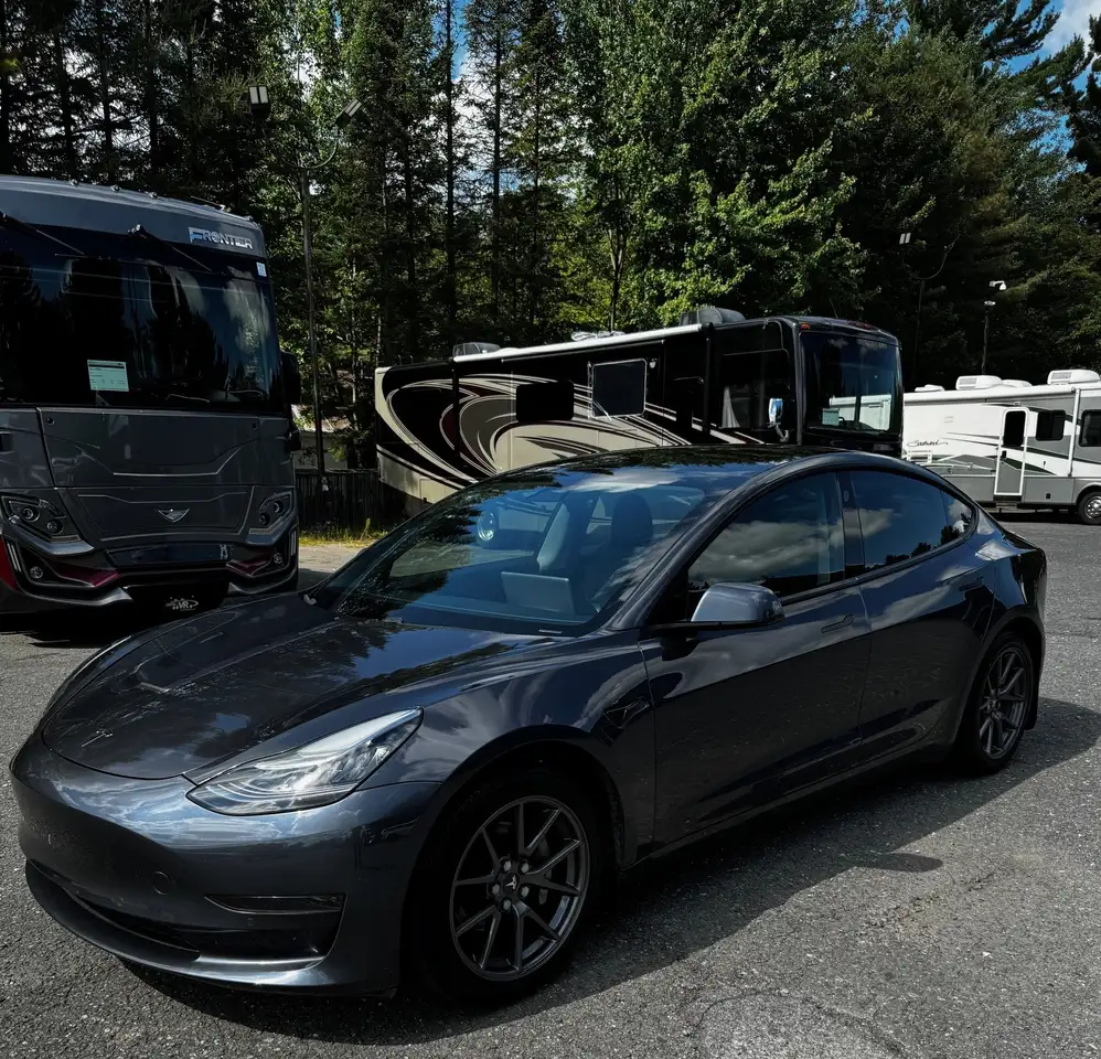 Tesla Model 3 снимка Tesla Model 3