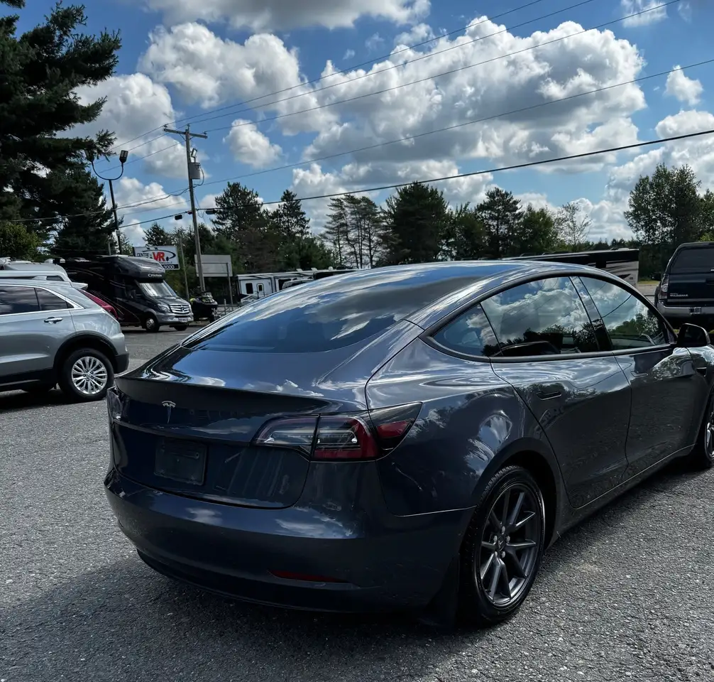 Tesla Model 3 снимка Tesla Model 3