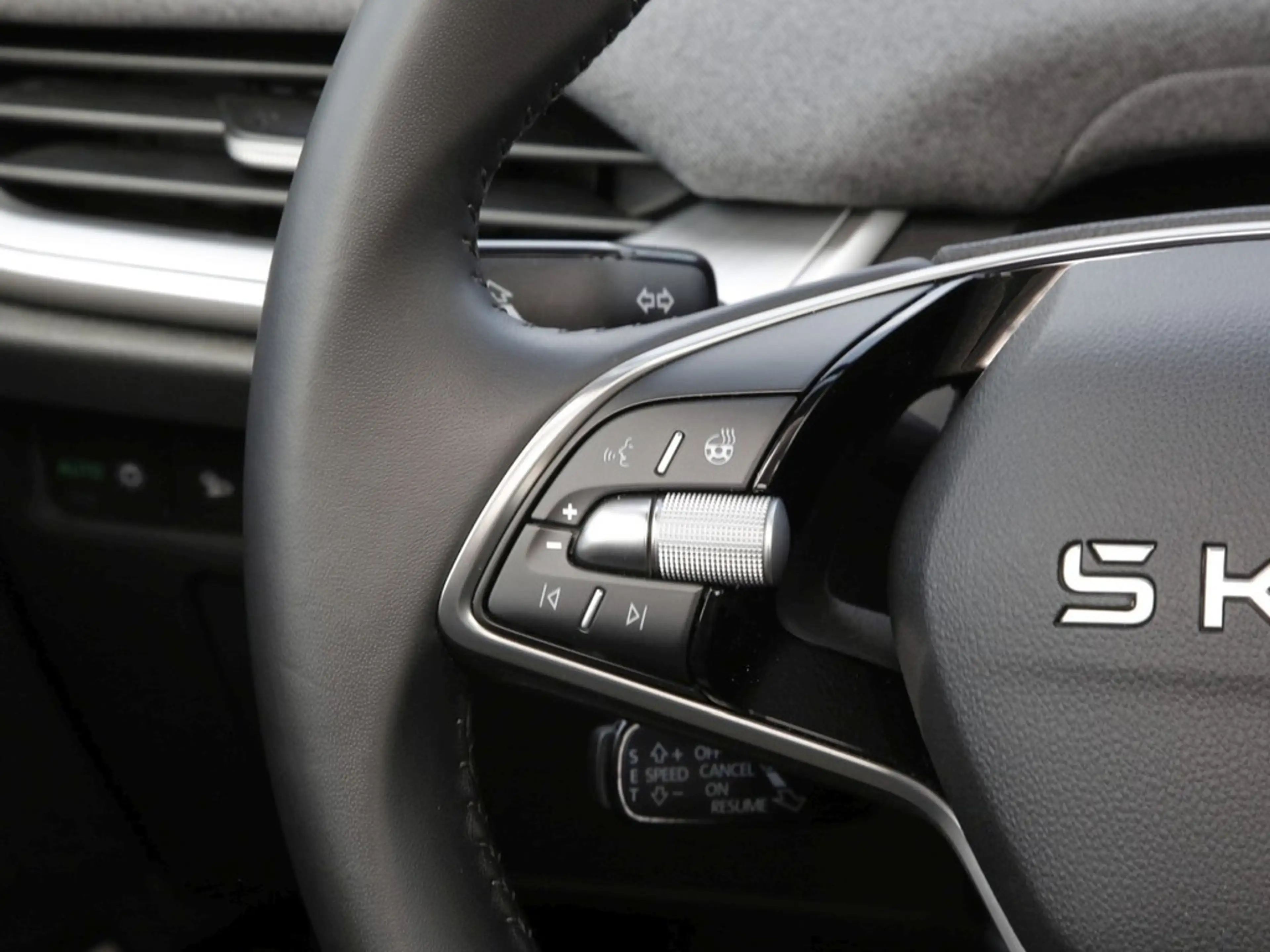 Skoda Enyaq 85 Loft 20" ACC AHK HUD NAVI LED 360 — photo 17