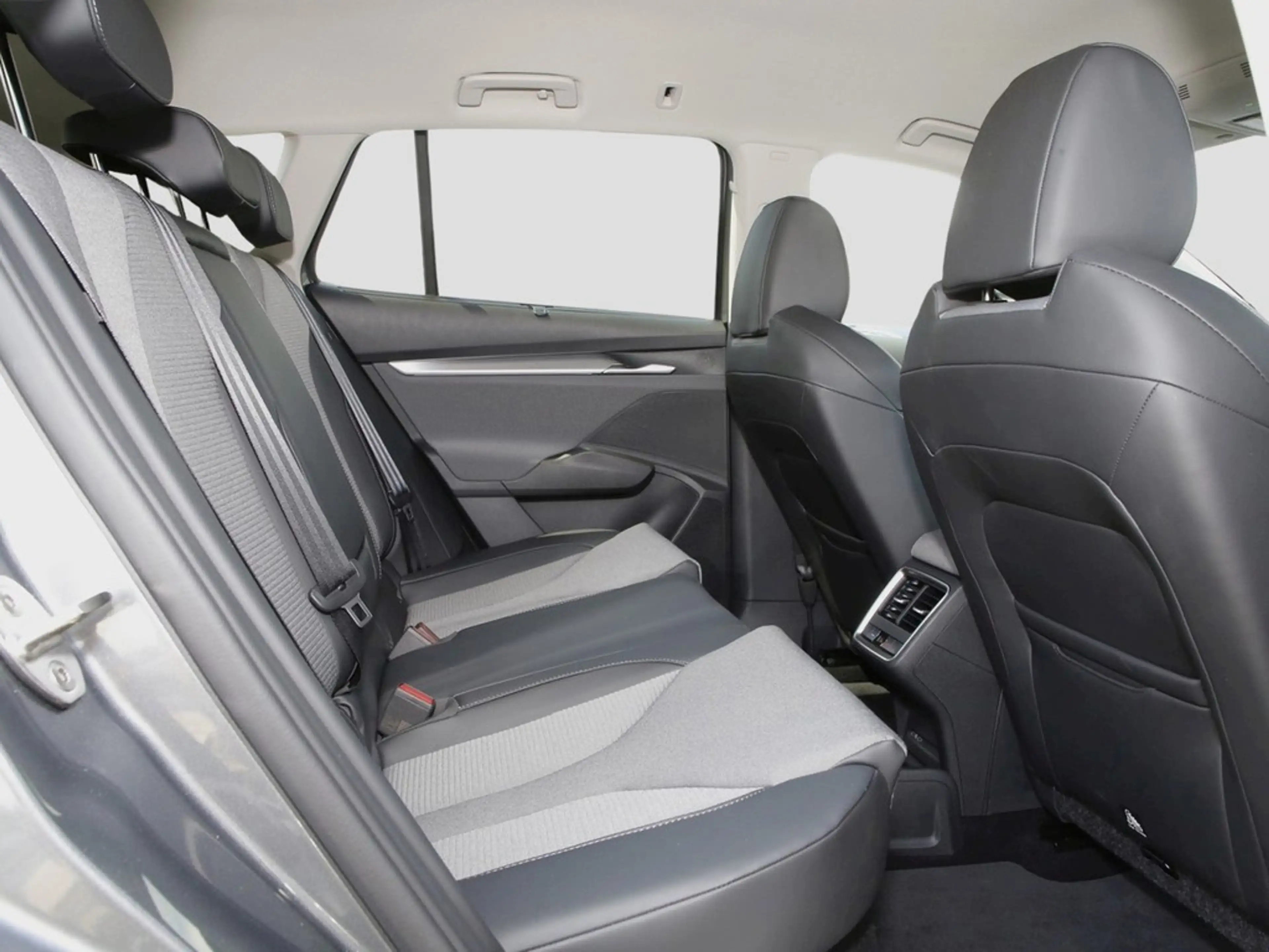 Skoda Enyaq 85 Loft 20" ACC AHK HUD NAVI LED 360 — photo 11