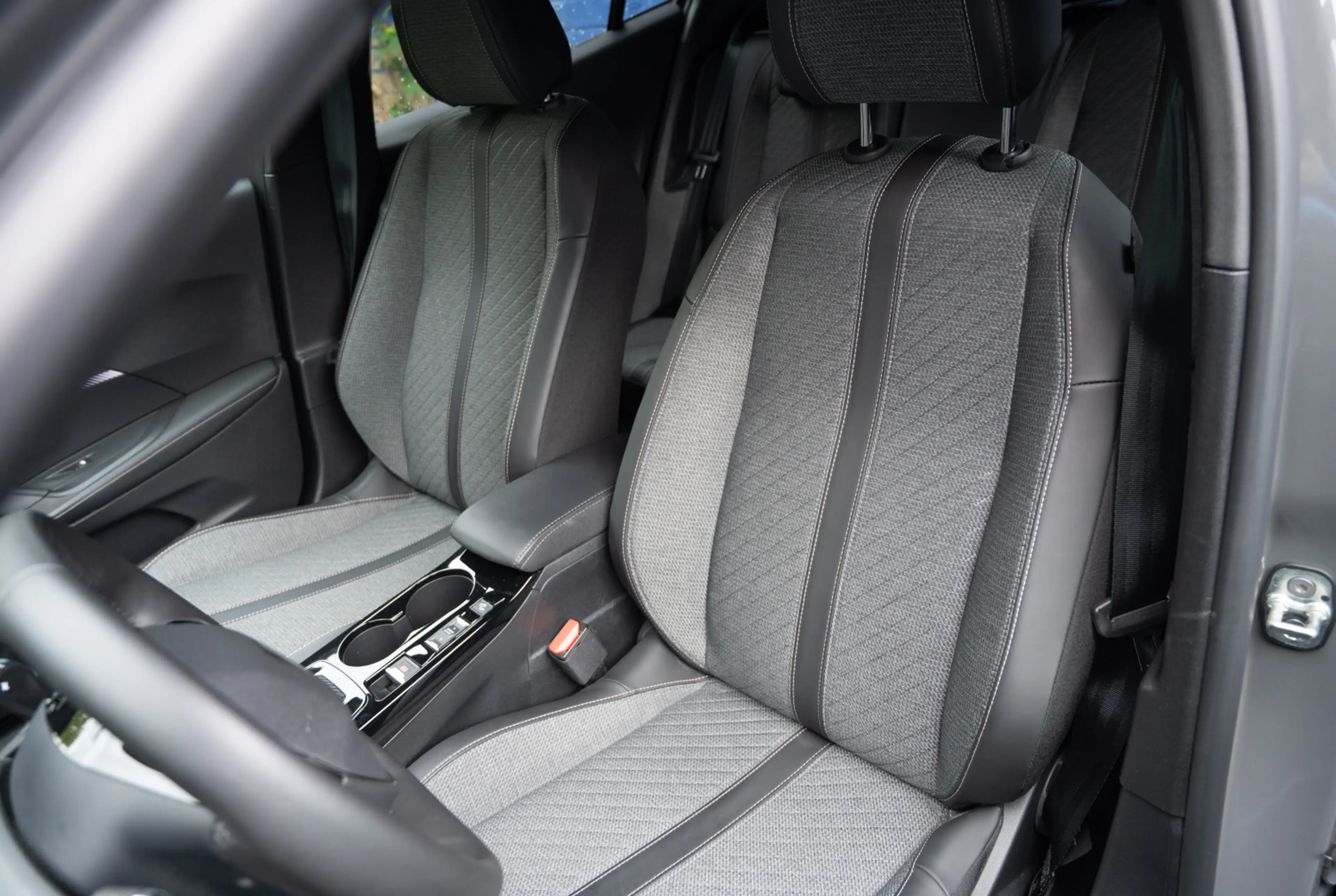 Peugeot 2008 Allure 1.2 Hybrid 136 e-DSC6 *GW-TOP-DEAL* — photo 4