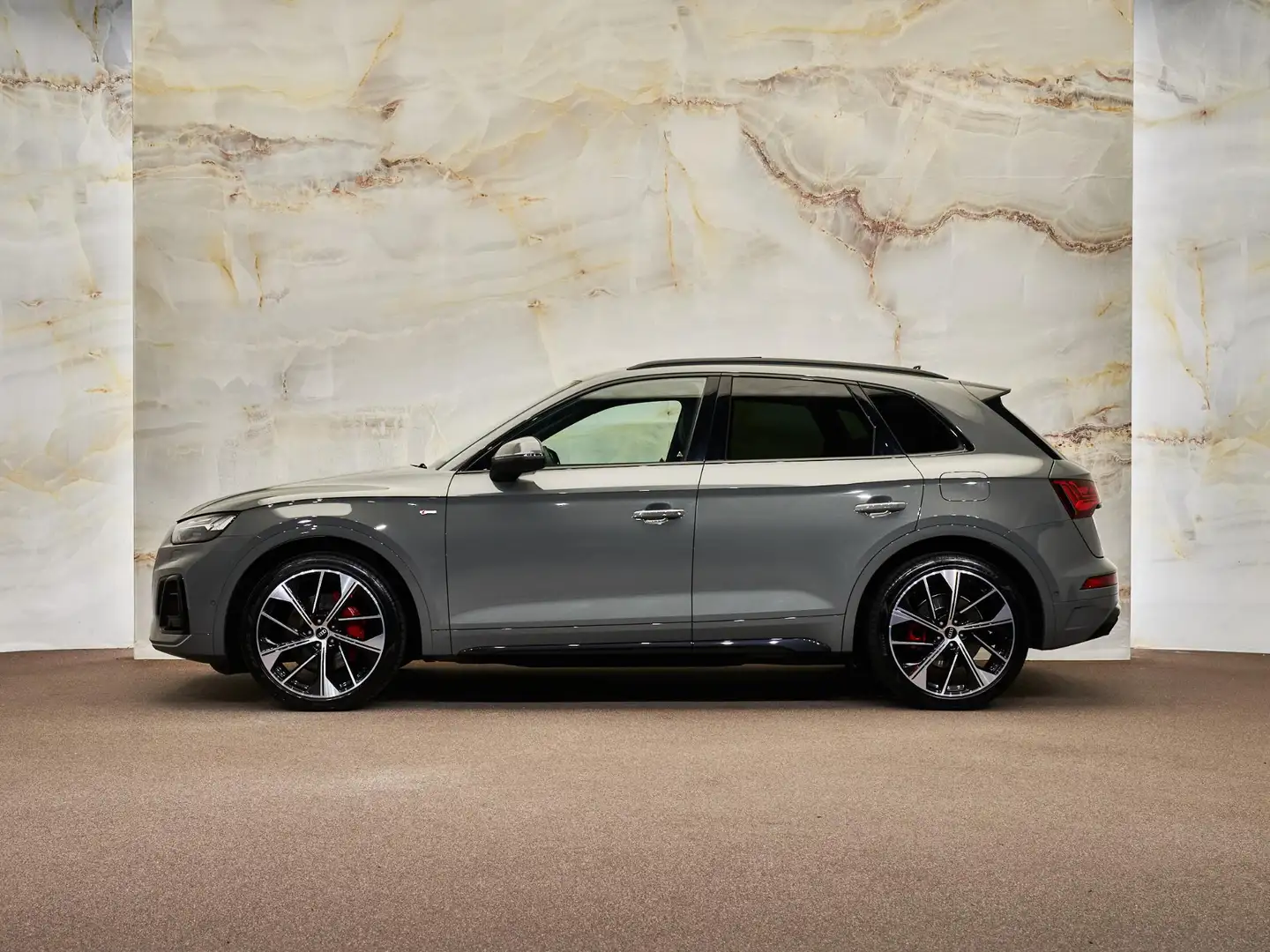 Audi Q5 55 TFSI e Quattro S Edition, pano, tr.haak, luchtv Grijs - 2