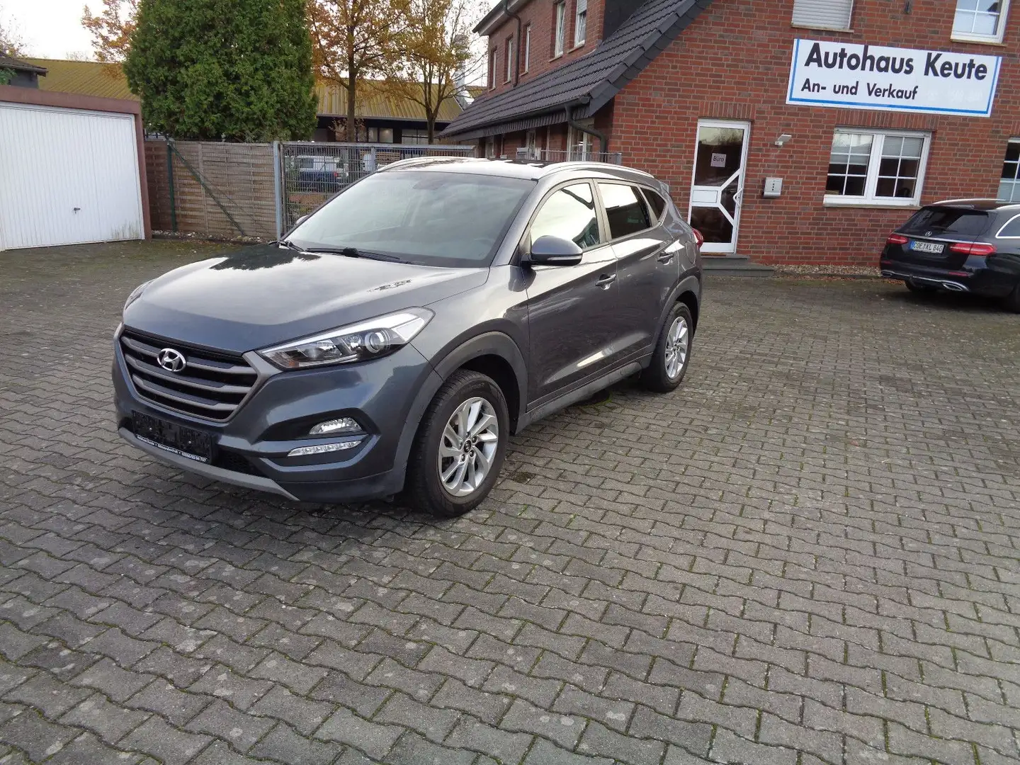 Hyundai TUCSON 2 WD, AHK, Navi, SHZ, 8fach, Met. Kamera, Grau - 1