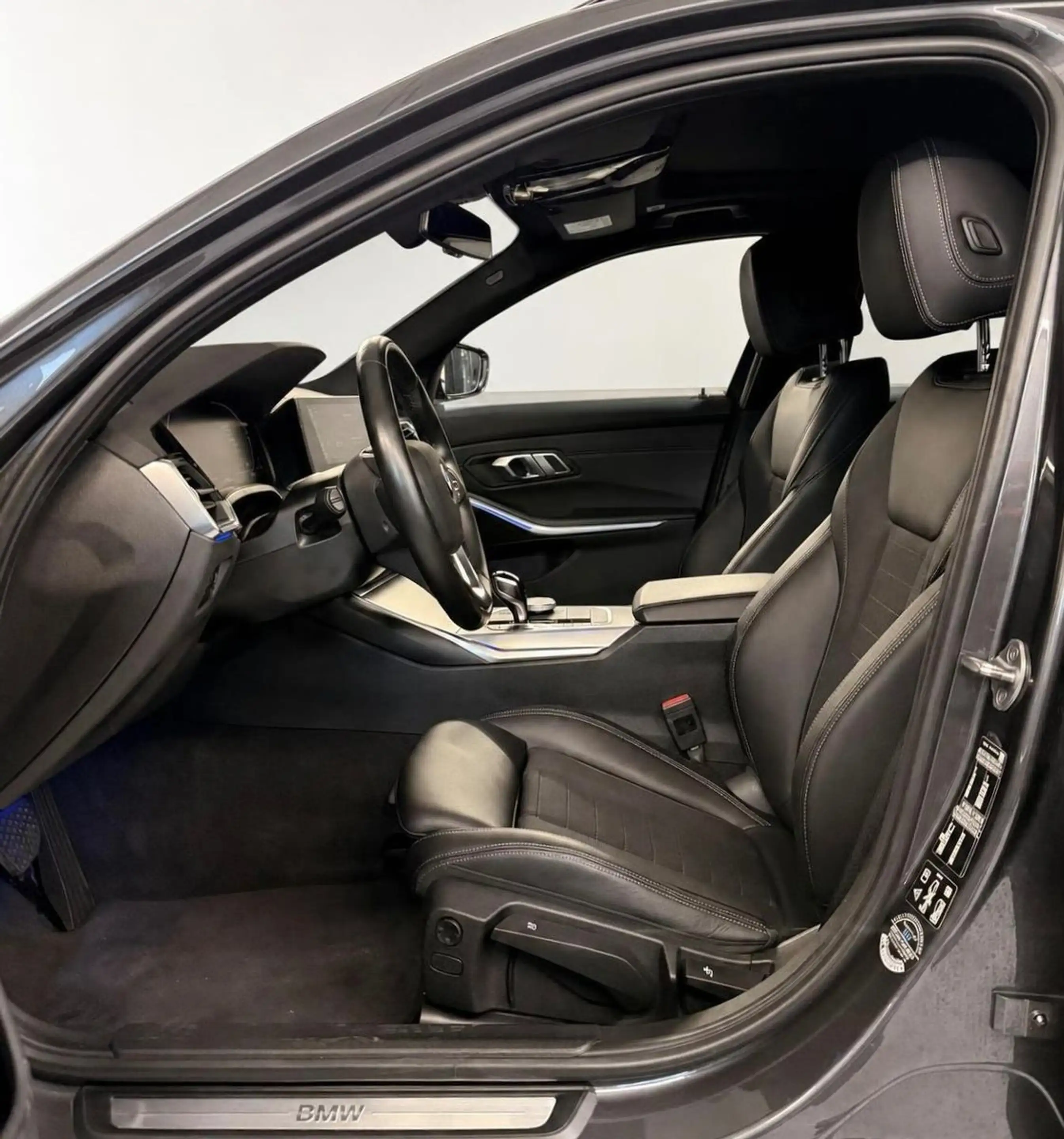 BMW 320 d xDrive Sport Line PANO/AHK/LEDER/KAMERA — photo 11